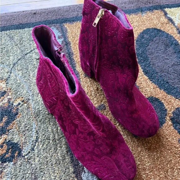 NWT Zigi Soho Nydia Velvet Floral Embossed Block Heel Ankle Boots Wine size 8 - Picture 2 of 4